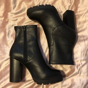 STEVE MADDEN BOOTIES (LEGEND)